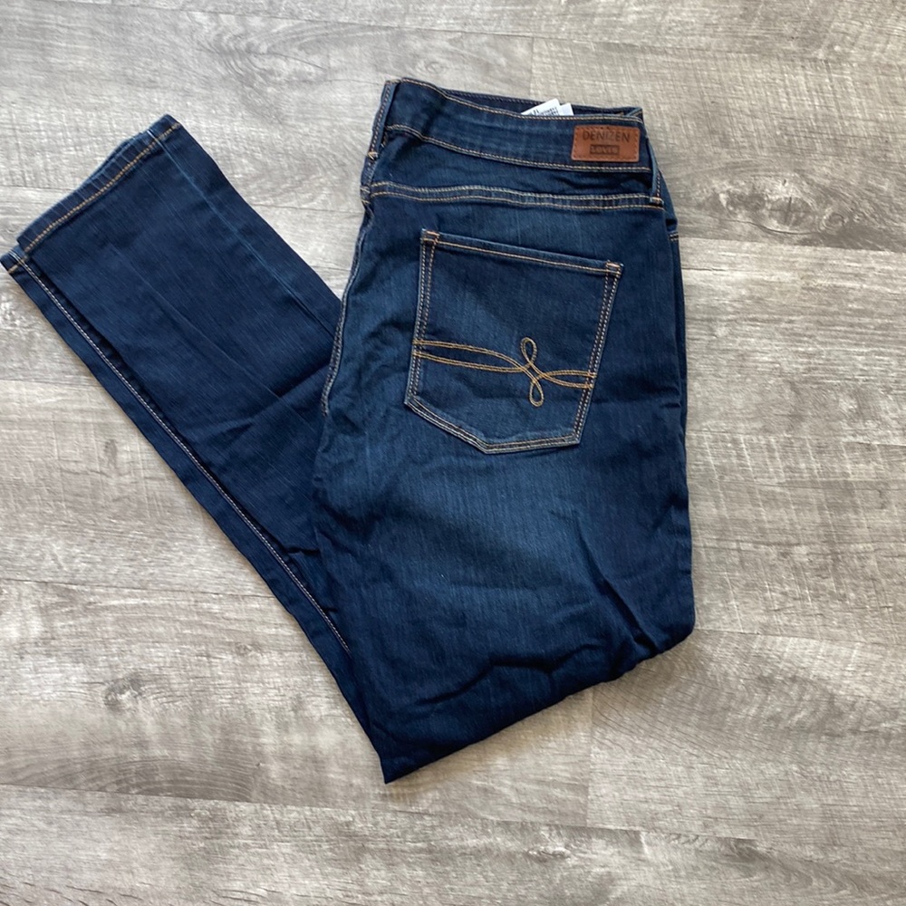 Women’s dens in Levi skinny jeans